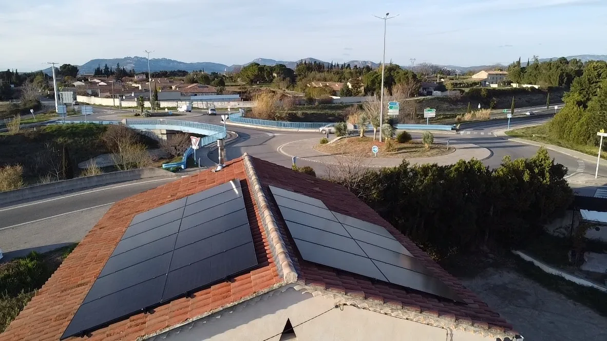 Installation photovoltaïque sur une toiture à Piolenc dans le Vaucluse